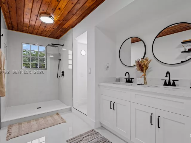 6-bedroom home for sale in Homestead - 20255 SW 296th St - MondialRealty