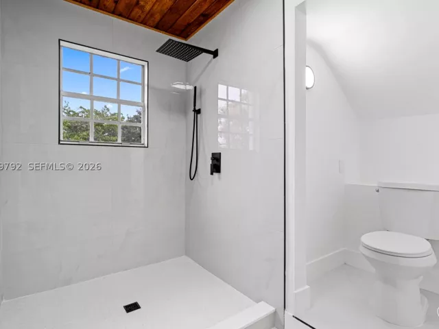 6-bedroom home for sale in Homestead - 20255 SW 296th St - MondialRealty