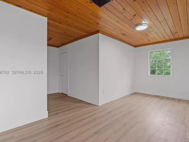 6-bedroom home for sale in Homestead - 20255 SW 296th St - MondialRealty