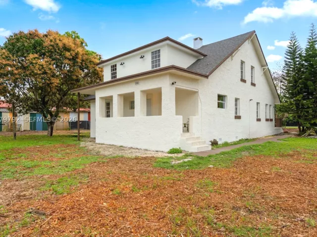 6-bedroom home for sale in Homestead - 20255 SW 296th St - MondialRealty