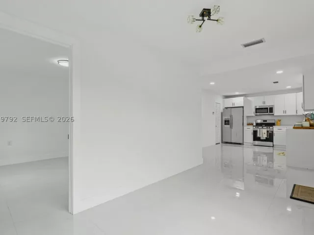 6-bedroom home for sale in Homestead - 20255 SW 296th St - MondialRealty