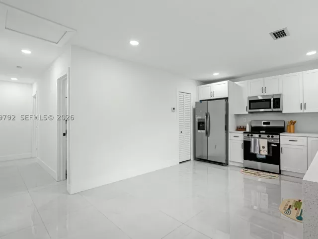 6-bedroom home for sale in Homestead - 20255 SW 296th St - MondialRealty