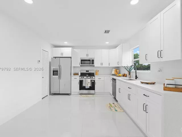 6-bedroom home for sale in Homestead - 20255 SW 296th St - MondialRealty