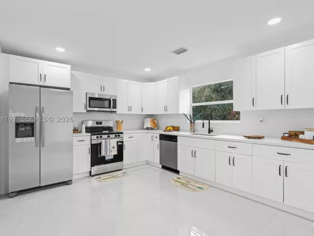 6-bedroom home for sale in Homestead - 20255 SW 296th St - MondialRealty