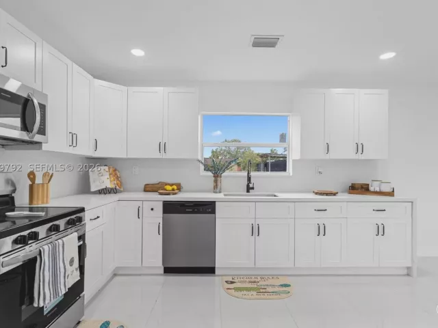 6-bedroom home for sale in Homestead - 20255 SW 296th St - MondialRealty