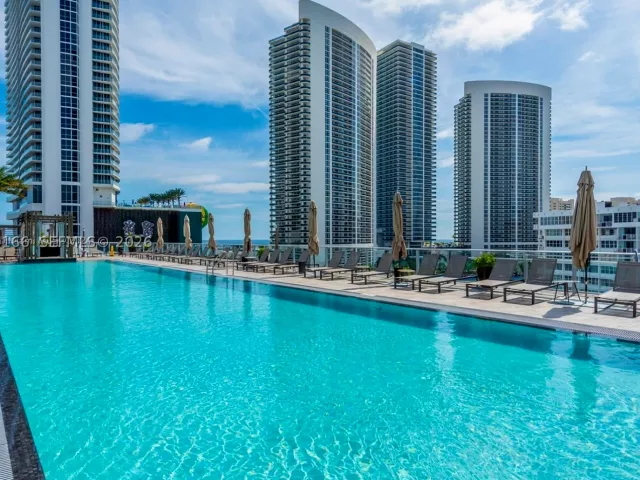 3-bedroom condo for sale in Hollywood - 4010 S Ocean Dr R2804 - MondialRealty