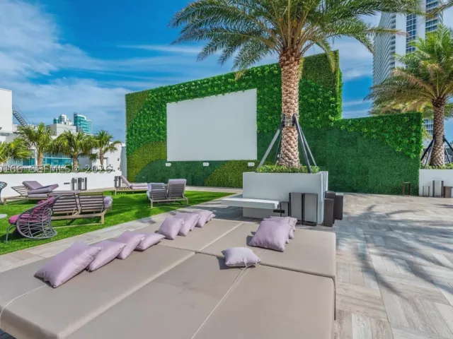 3-bedroom condo for sale in Hollywood - 4010 S Ocean Dr R2804 - MondialRealty