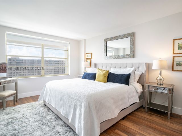 2-bedroom condo for rent in Key Biscayne - 199 Ocean Lane Dr 1207 - MondialRealty