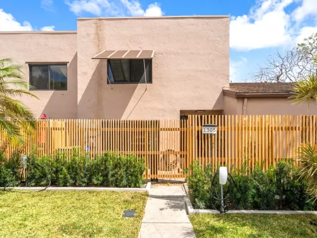 3-bedroom home for rent in Pembroke Pines - 1305 NW 122nd Ter - MondialRealty