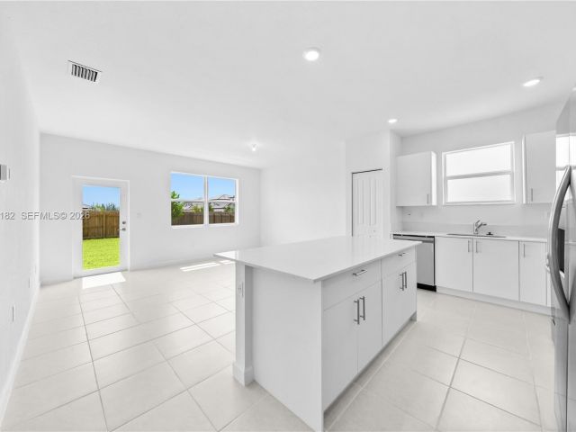 Home for rent at 2310 SE 28th Dr - photo 7457422