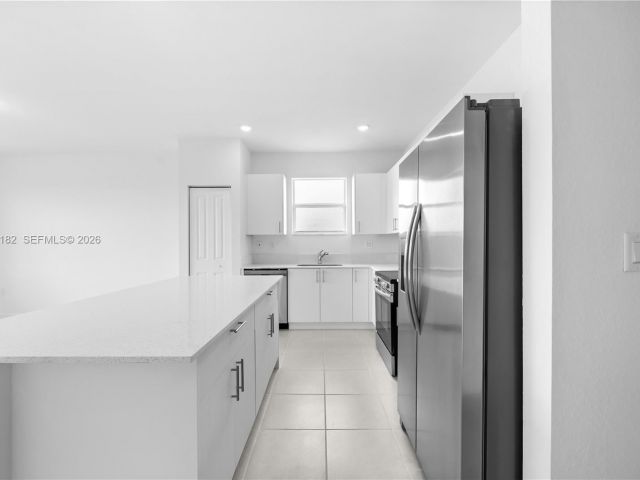 Home for rent at 2310 SE 28th Dr - photo 7457423