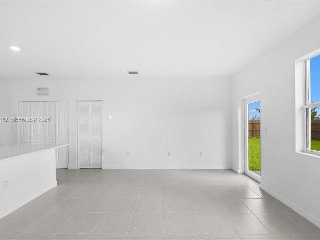 Home for rent at 2310 SE 28th Dr - photo 7457429