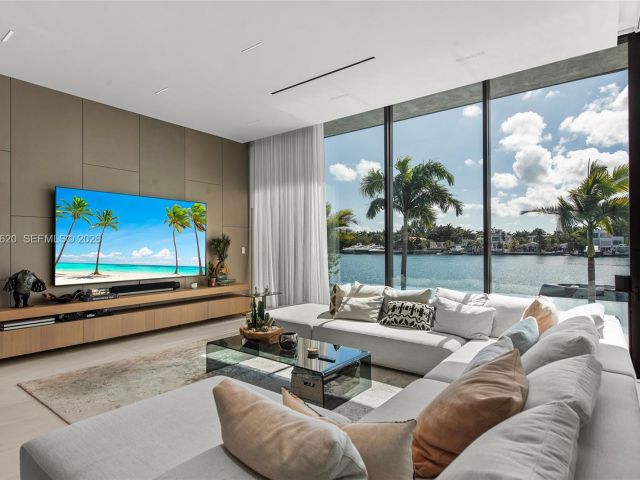 Home for rent at 310 S Hibiscus Dr - photo 7468561