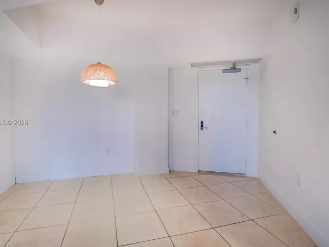 2-bedroom condo for sale in Aventura - 20000 E Country Club Dr 512 - MondialRealty