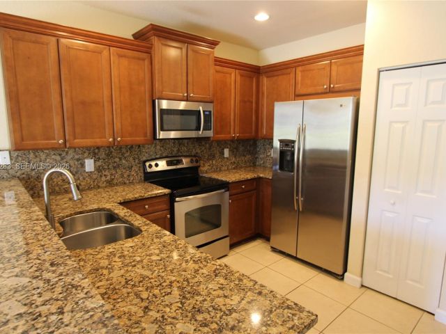 Home for rent at 8899 NW 98 AV 8899 - photo 7485249