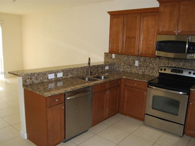 Home for rent at 8899 NW 98 AV 8899 - photo 7485251