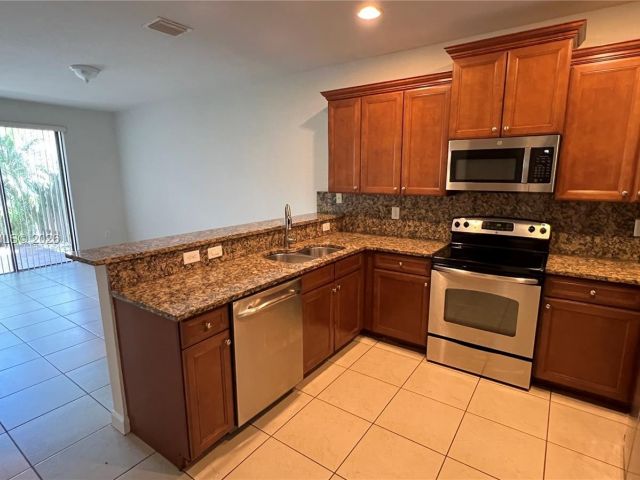 Home for rent at 8899 NW 98 AV 8899 - photo 7485252