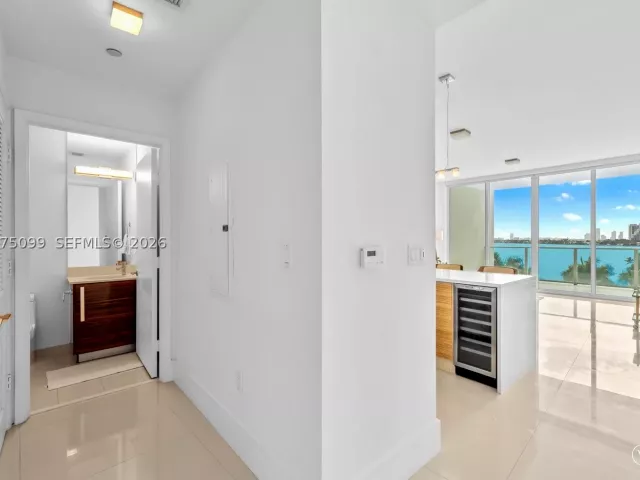 1-bedroom condo for rent in Miami - 2020 N Bayshore Dr 605 - MondialRealty