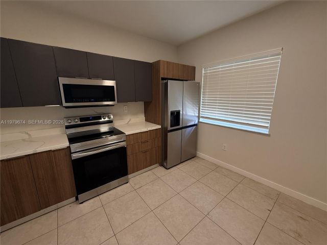 Home for rent at 11810 NE 19th Dr 7 - photo 7475445