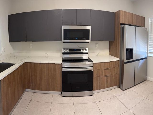 Home for rent at 11810 NE 19th Dr 7 - photo 7475447