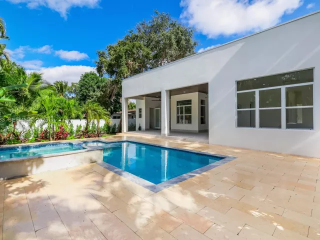 4-bedroom home for sale in Biscayne Park - 11780 NE 8th Ave - MondialRealty