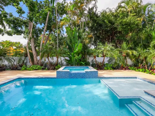 4-bedroom home for sale in Biscayne Park - 11780 NE 8th Ave - MondialRealty