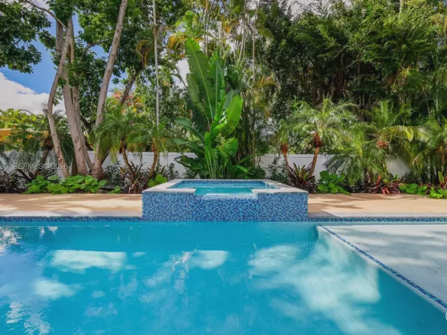 4-bedroom home for sale in Biscayne Park - 11780 NE 8th Ave - MondialRealty