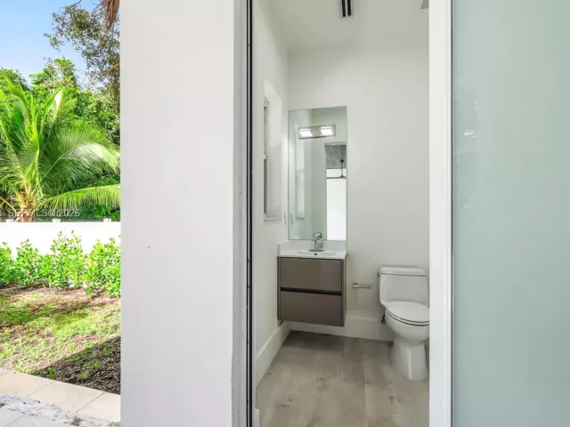 4-bedroom home for sale in Biscayne Park - 11780 NE 8th Ave - MondialRealty