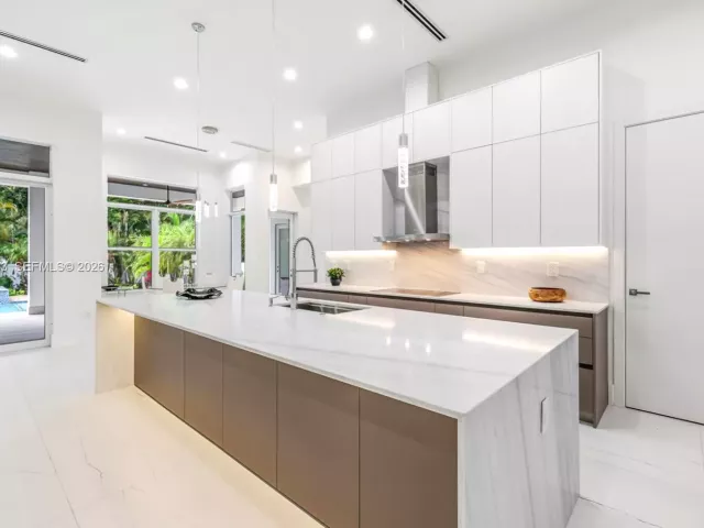 4-bedroom home for sale in Biscayne Park - 11780 NE 8th Ave - MondialRealty