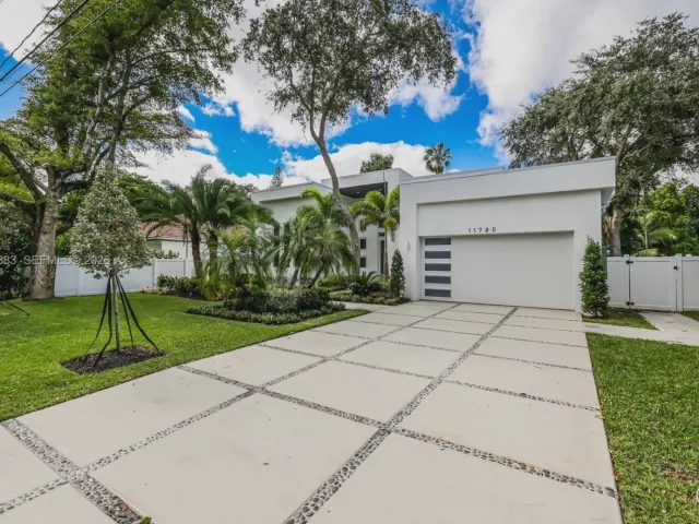 4-bedroom home for sale in Biscayne Park - 11780 NE 8th Ave - MondialRealty