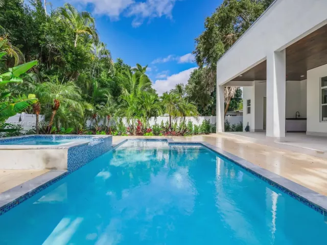 4-bedroom home for sale in Biscayne Park - 11780 NE 8th Ave - MondialRealty