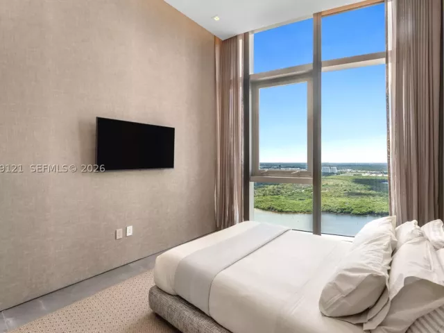 3-bedroom condo for rent in Sunny Isles Beach - 15701 Collins Ave 4802 - MondialRealty