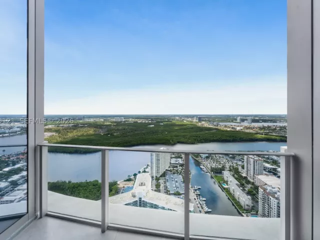 3-bedroom condo for rent in Sunny Isles Beach - 15701 Collins Ave 4802 - MondialRealty