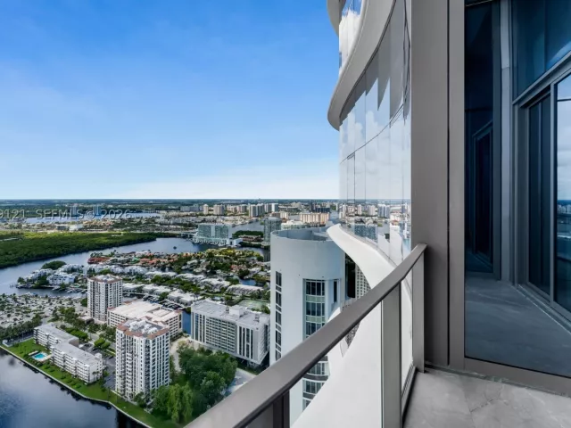 3-bedroom condo for rent in Sunny Isles Beach - 15701 Collins Ave 4802 - MondialRealty