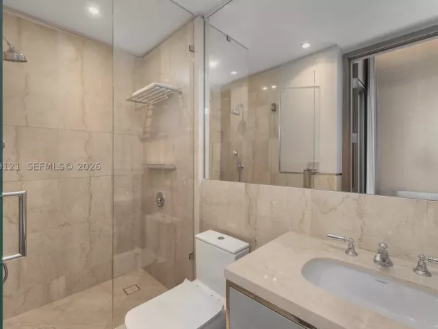 3-bedroom condo for rent in Sunny Isles Beach - 15701 Collins Ave 4802 - MondialRealty