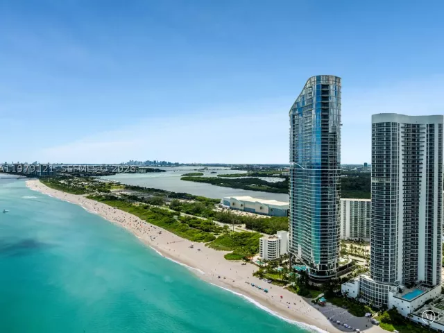 3-bedroom condo for rent in Sunny Isles Beach - 15701 Collins Ave 4802 - MondialRealty