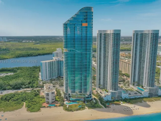 3-bedroom condo for rent in Sunny Isles Beach - 15701 Collins Ave 4802 - MondialRealty