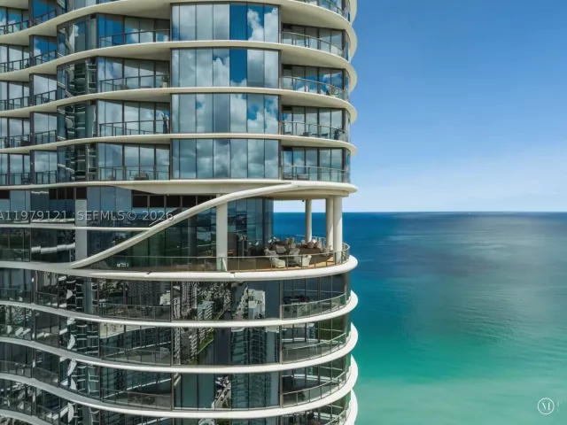 3-bedroom condo for rent in Sunny Isles Beach - 15701 Collins Ave 4802 - MondialRealty