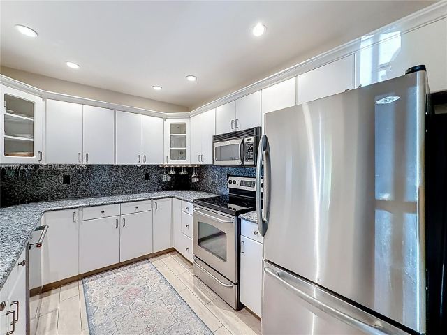 Home for rent at 2128 NE 9th Ave - photo 7451452