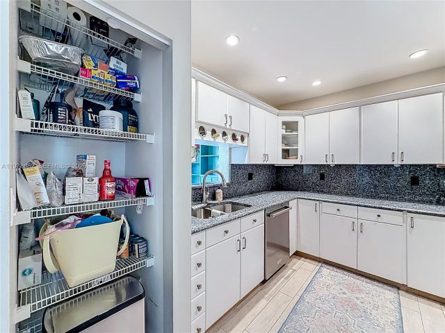 Home for rent at 2128 NE 9th Ave - photo 7451453