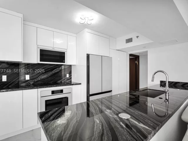 3-bedroom condo for sale in Sunny Isles Beach - 16485 Collins Ave 738 - MondialRealty