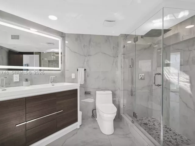 3-bedroom condo for sale in Sunny Isles Beach - 16485 Collins Ave 738 - MondialRealty