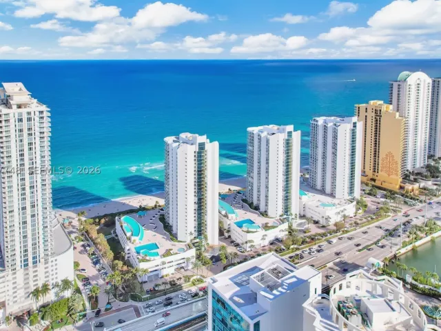 3-bedroom condo for sale in Sunny Isles Beach - 16485 Collins Ave 738 - MondialRealty