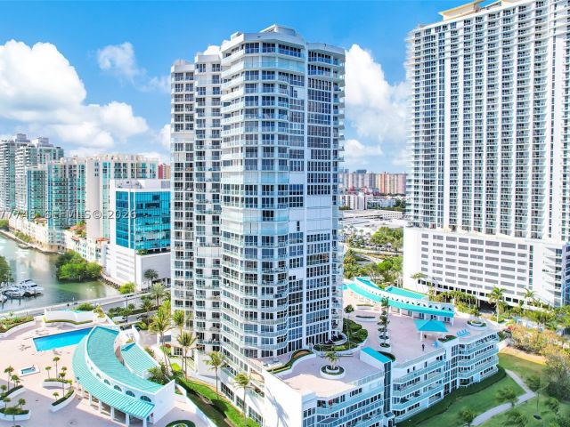 3-bedroom condo for sale in Sunny Isles Beach - 16485 Collins Ave 738 - MondialRealty