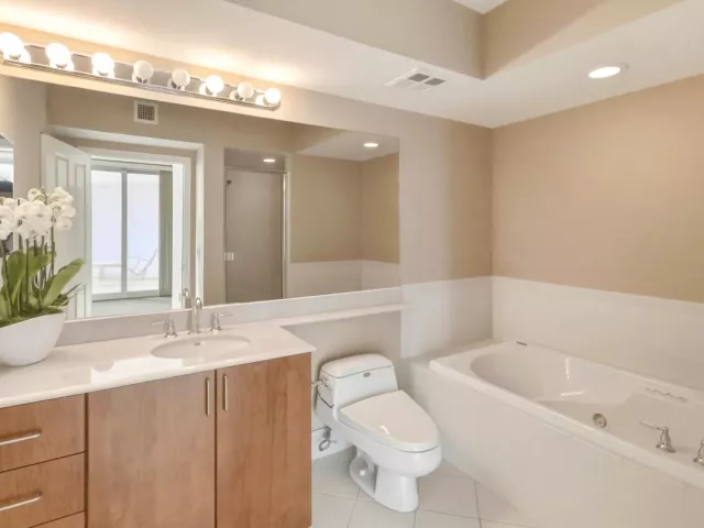 2-bedroom condo for sale in Fort Lauderdale - 401 SW 4th Avenue 402 - MondialRealty