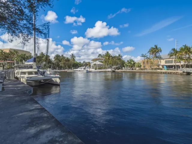 2-bedroom condo for sale in Fort Lauderdale - 401 SW 4th Avenue 402 - MondialRealty