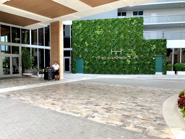 2-bedroom condo for rent in North Miami Beach - 16385 Biscayne Blvd 1104 - MondialRealty