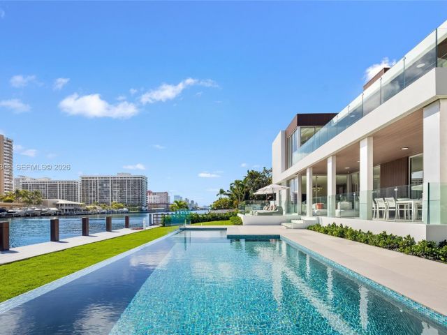7-bedroom home for sale in Hallandale Beach - 503 Palm Dr - MondialRealty
