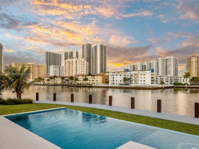 7-bedroom home for sale in Hallandale Beach - 503 Palm Dr - MondialRealty