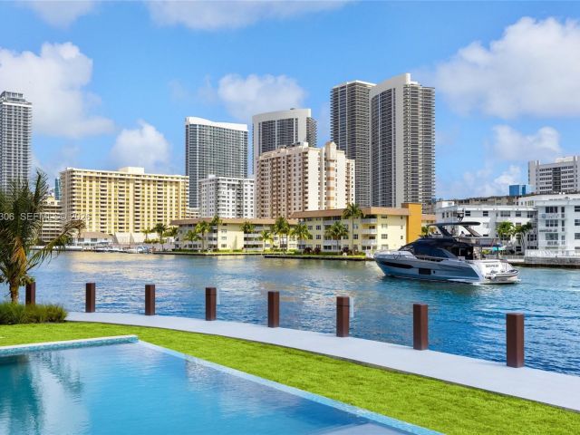 7-bedroom home for sale in Hallandale Beach - 503 Palm Dr - MondialRealty
